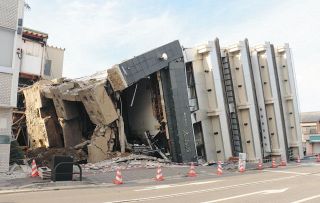 輪島の横倒しビルは「杭基礎」だったのに　国内初の倒壊例か、軟弱地盤でも有効な工法が…