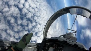 【動画】【ロングバージョン】「ギュイーン」急加速で一気に空へ！　空自「Ｔ４練習機」