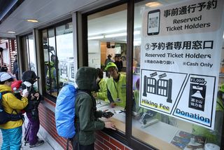 富士山が山開き＝通行料導入、戸惑いも―初日１７００人通過・山梨