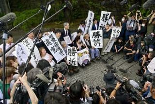 大法廷に響く拍手、光る涙　「重大な犠牲」字幕見つめ