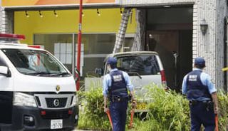 建物に軽乗用車突っ込む　運転手けが、東京・墨田