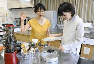 客がバリスタ！「めんどくさいカフェ」　店は見守るだけ、焙煎から1人で…「不安定な」味わいに気付くこと