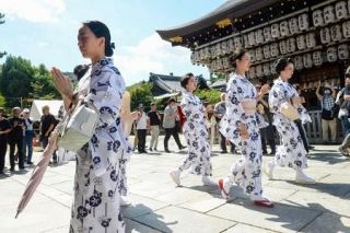 京都・八坂神社で芸上達願う　芸舞妓が無病息災の「お千度」