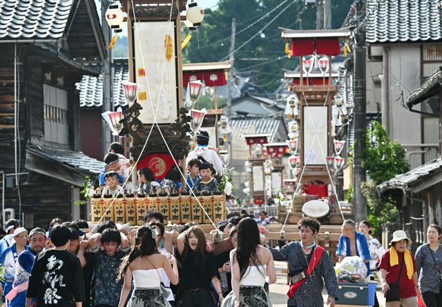 能登の夏が始まった　巨大な灯籠舞うキリコ祭りの先駆け「あばり祭」