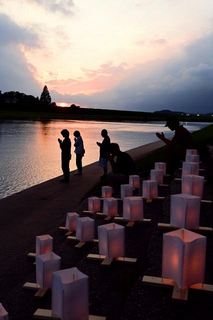 「故郷を活気づける」川辺に灯籠の光　九州北部豪雨から7年