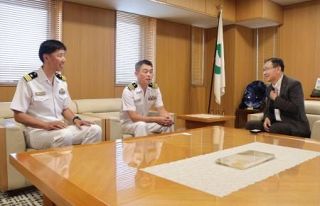 福井港に海自潜水艦、１０年ぶり　幹部が市長と面会、７日一般公開