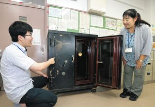 戦時下は「子どもの命より大事なもの」保管した奉安庫、目黒区の小学校で発見　今は「大谷翔平グラブ」も入れて