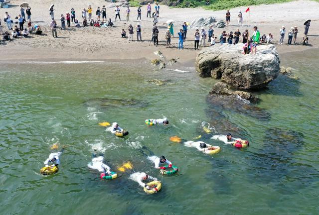 海女がアワビを採り競う　しろんご祭り 三重・鳥羽の菅島