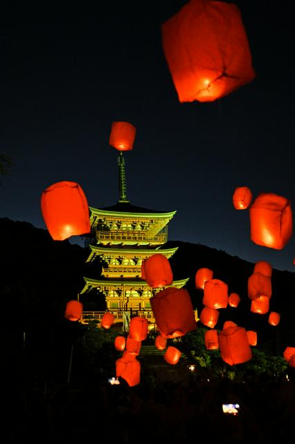 和歌山・那智山で夜空照らすランタン 世界遺産登録から20年