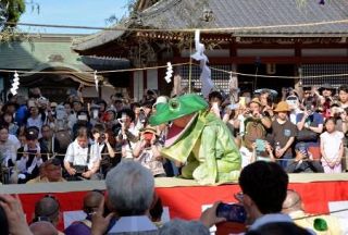 奈良の金峯山寺で奇祭「蛙飛び」　伝説の一幕を披露