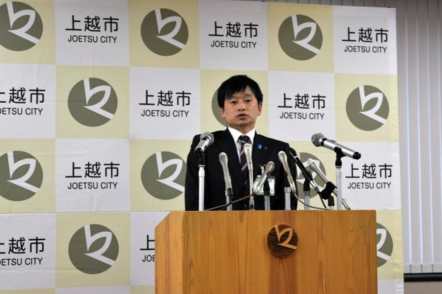 上越市長、給与5カ月の全額カット方針　不適切発言「二度としない」