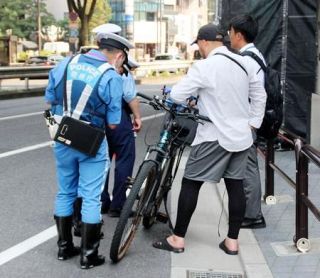 東京・渋谷でモペット取り締まり　３人が違反、チラシも配布