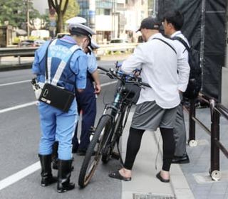 東京・渋谷でモペット取り締まり　3人が違反、チラシも配布