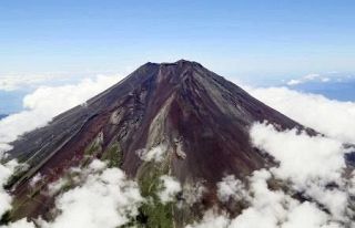 富士登山で中国籍の男性死亡　山梨県側の８合目