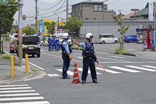 交差点で車接触、園児ら6人搬送　けがさせた疑い、70代女逮捕