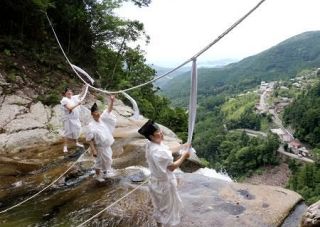 滝のしめ縄張り替え、和歌山　１４日の「那智の扇祭り」向け