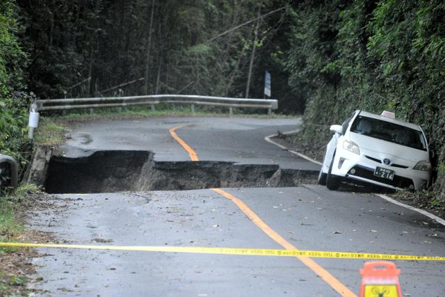 大雨で県道が崩落　島根県出雲市で住民548人が孤立、観光客も