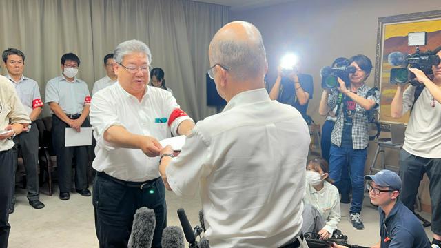 兵庫県職員労組、斎藤知事の辞職申し入れ　内部告発の元局長死亡受け