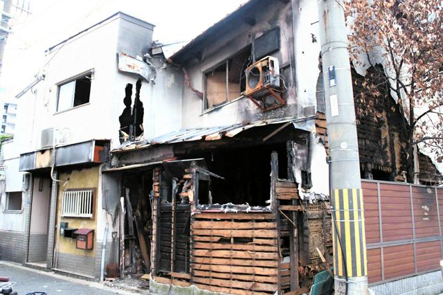 西成のアパートで放火殺人の疑い　清掃員の男を逮捕　住民女性が死亡