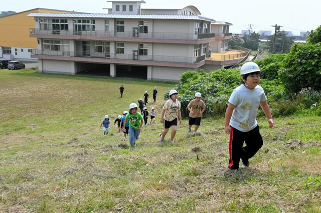 「裏山へ逃げろ」奥尻島の小学生が避難訓練　北海道南西沖地震31年