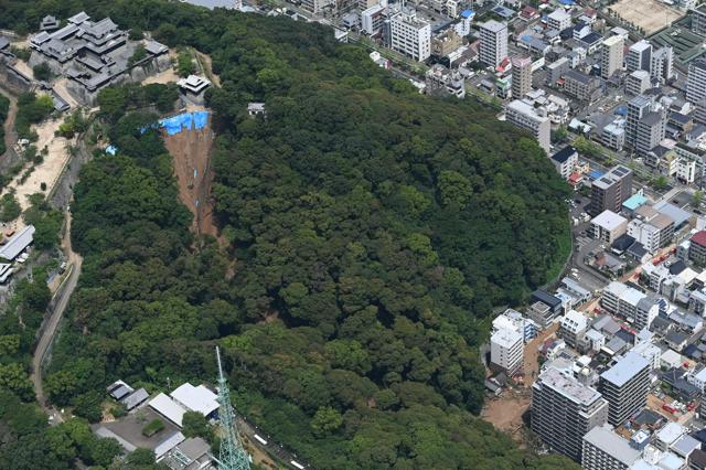 松山城の土砂崩れ、山頂の天守近くでは昨年の大雨影響で復旧工事中