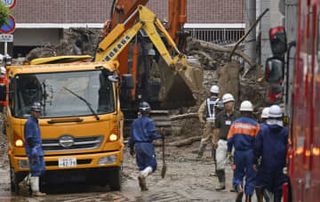 松山の土砂崩れ現場で2人発見　容体不明、住宅の家族か