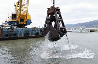 地盤隆起で漁ができない輪島港、移転せず「海底掘り下げ」で復旧へ　政府は2、3年で地震前に戻す指針発表