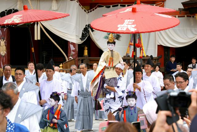 祇園祭・長刀鉾の稚児「神の使い」に　十万石の大名と同格の位授かる