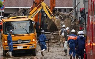 松山の土砂崩れ現場で２人発見　容体不明、住宅の家族か