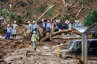 ３人死亡の松山土砂崩れ現場視察　国交省派遣隊、市に撤去支援説明