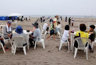 地盤隆起した砂浜で海開き、輪島　陸地が海側に広がる