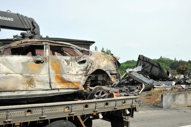 県道脇の小屋に乗用車が突っ込み大破し炎上、3人死傷、青森三沢