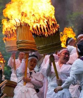 大たいまつの炎乱舞　熊野那智大社、扇祭り