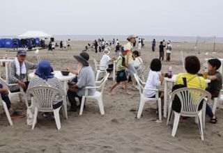 地盤隆起した砂浜で海開き、輪島　陸地が海側に広がる