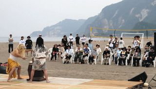 地震が「与えてくれたもの」は有効活用しよう！　海底隆起で2倍に広がった砂浜で「浜開き」イベント