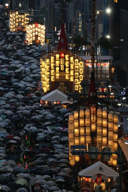 京都・祇園祭の宵々山　山鉾にともる駒形提灯、響く「コンチキチン」