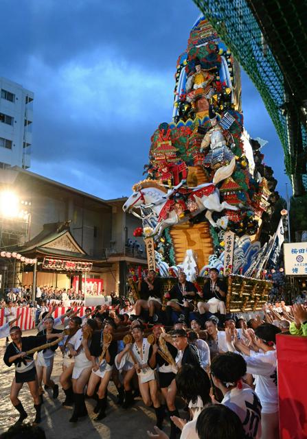 勇壮山笠、5キロ駆け抜ける　博多祇園山笠、雨でも街に熱気