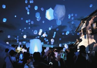 ランタンを見上げて穴水は前へ進む　震災で夏の恒例イベントを変更、追悼と復興への思いがひとつに