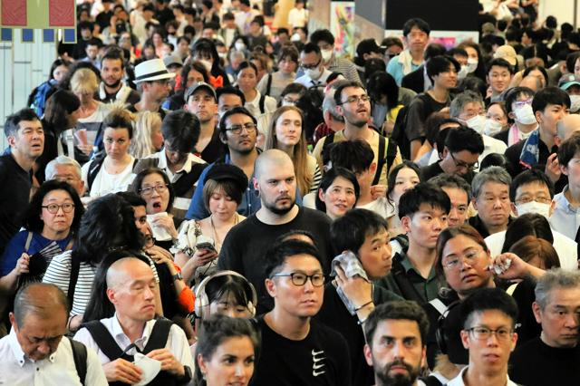 夕方の駅でも人、人、人…新幹線不通区間つなぐ在来線「2時間待ち」