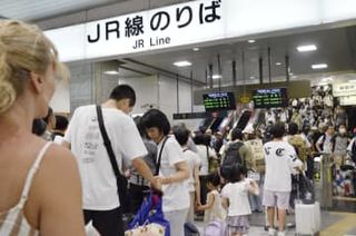 脱線で「休み出ばなくじかれた」　猛暑の駅、利用客混乱といら立ち