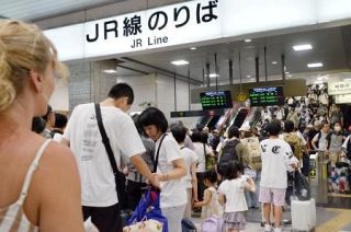 脱線で「休み出ばなくじかれた」　猛暑の駅、利用客混乱といら立ち