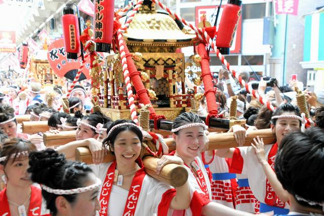 女性80人が「わっしょい」 大阪・ 天神祭を前に商店街練り歩く