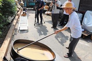 輪島塗、日差しに樹液当て漆精製　地震被災工房が伝統作業