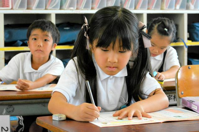 手紙の出し方わかる？郵便番号言えない子増加　書き方体験授業が人気