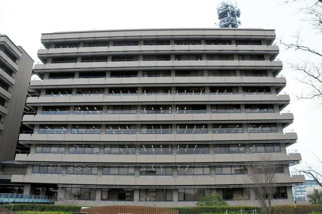 百円玉4千枚を盗んだ容疑　両替できず入金したのが「動かぬ証拠」に