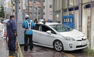 飲酒運転、通行人２人にけが疑い　ドラッグストア衝突、１９歳逮捕