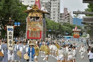 豪華装飾の山鉾１１基巡行　京都・祇園祭の後祭