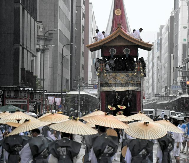 山鉾巡行「鷹山」の屋根が落下　2人けが　祇園祭・後祭、電柱に接触