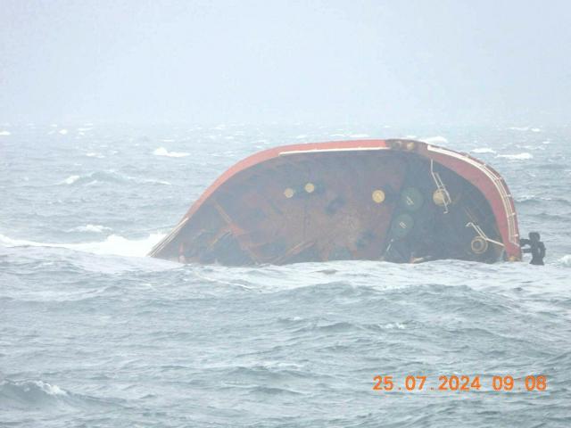 台風被害のフィリピンでタンカー転覆、油流出　史上最悪になる恐れも