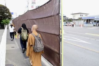 富士山隠す黒幕、茶色に張り替え　「黒はイメージ悪く景観に配慮」